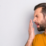 Bọc răng sứ bị hôi miệng – sự thật là gì? Nguyên nhân và cách khắc phục