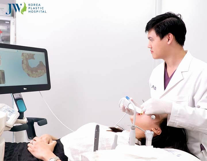 Bác sĩ JW khám răng bằng máy AI iTero 5D