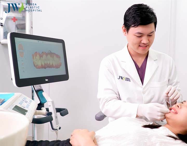 Bác sĩ kiểm tra tổng quát răng miệng