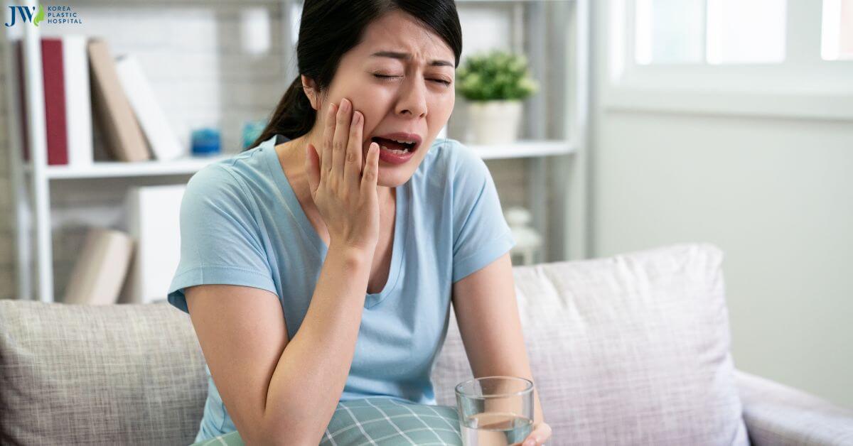 Nguyên nhân và cách điều trị ê buốt răng khi niềng thumb